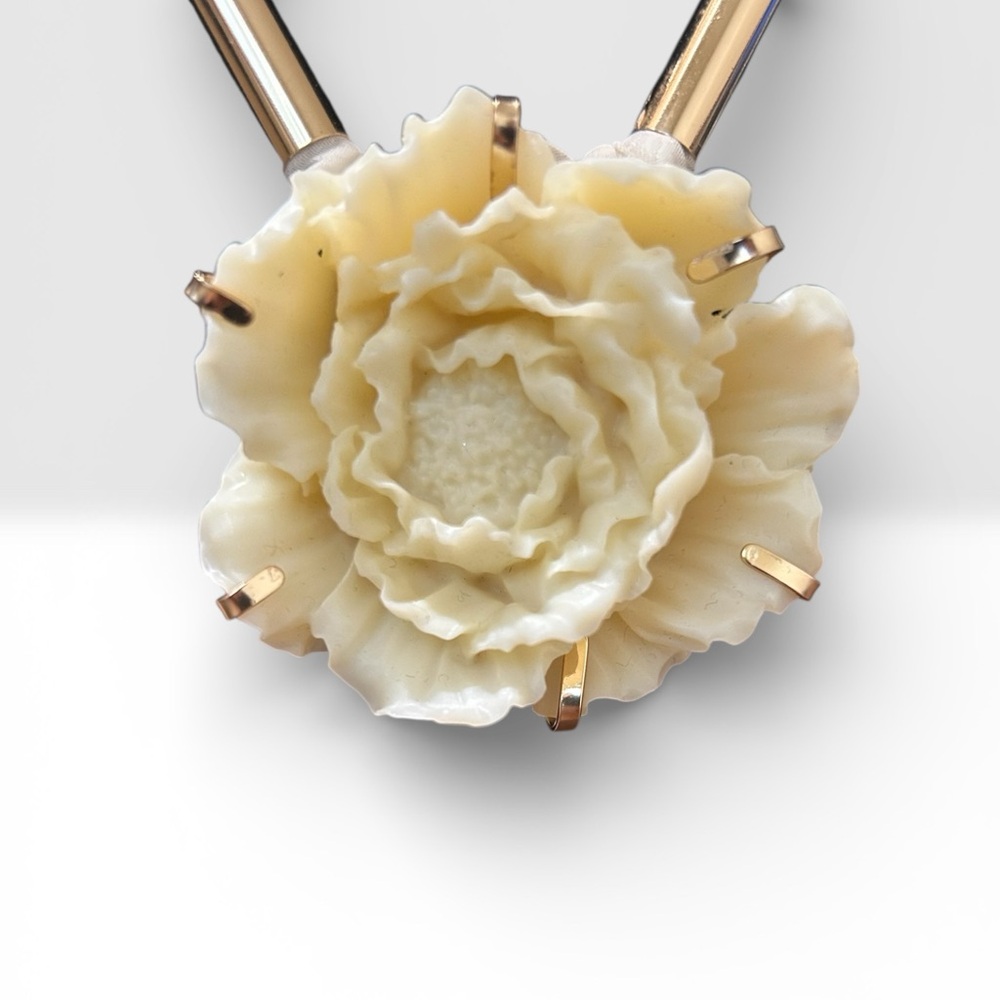NWT Combination Resin Flower Fabric Necklace Cream and Gold by Ashley Stewart - Picture 2 of 5